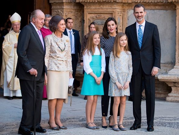 -Le roi Felipe VI d'Espagne, son épouse la reine Letizia, leurs filles la princesse Sofia et la princesse Leonor, l'ancien roi Juan Carlos et son épouse l'ancienne reine Sofia, le 1er avril 2018. Photo JAIME REINA / AFP via Getty Images.