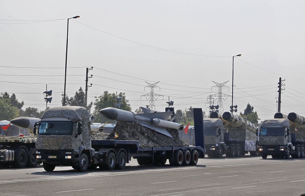 Illustration-Un camion militaire iranien transporte des missiles sol-air lors d'un défilé  à Téhéran. Photo ATTA KENARE / AFP via Getty Images.