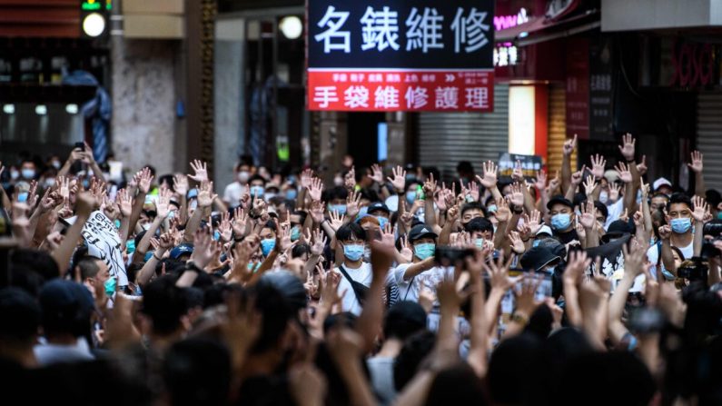 Les manifestants scandent des slogans et font des gestes lors d'un rassemblement contre une nouvelle loi sur la sécurité nationale à Hong Kong le 1er juillet 2020, à l'occasion du 23e anniversaire de la rétrocession de la ville de la Grande-Bretagne à la Chine. (Anthony Wallace/AFP via Getty Images)