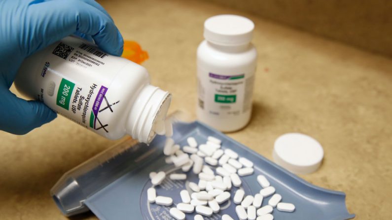 Un technicien en pharmacie verse des pilules d'hydroxychloroquine à la pharmacie Rock Canyon de Provo, dans l'Utah, le 20 mai 2020. (George Frey/AFP via Getty Images)
