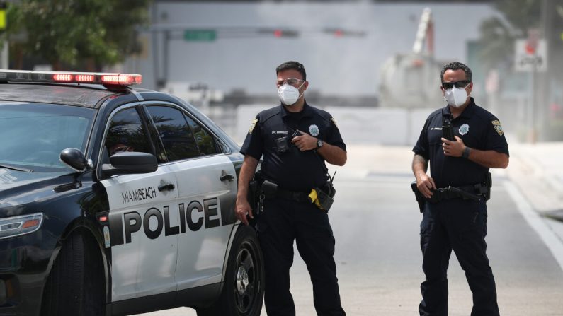 Des policiers de Miami Beach portent des masques de protection devant le Centre de la Convention de Miami Beach à Miami Beach, en Floride, le 8 avril 2020. (Joe Raedle/Getty Images)