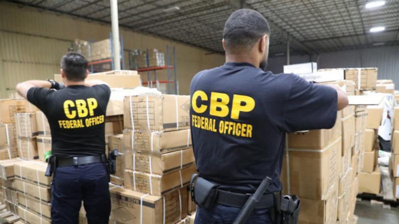 Des agents des douanes et de la protection des frontières américaines (CBP) inspectent les cargaisons de produits capillaires en provenance de Chine au port de New York/Newark le 1er juillet 2020. (CBP)