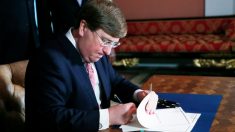 Le gouverneur du Mississippi signe un projet de loi interdisant les avortements basés sur la génétique, la race ou le sexe