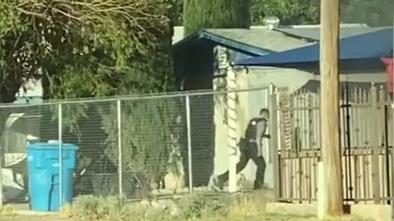 Le 8 juillet 2020, l'officier de police Joshua Gonzalez entre dans une maison en feu pour sauver des personnes piégées à l'intérieur, à Socorro, au Texas. (Avec l'aimable autorisation de Cristobal Marin) 