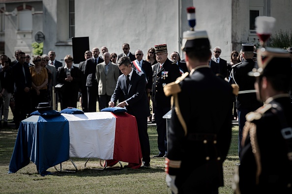 Le ministre de l’Intérieur Gérald Darmanin remet la Légion d’honneur à titre posthume à Mélanie Lemée pendant une cérémonie militaire à Mérignac le 9 juillet. Crédit : PHILIPPE LOPEZ/AFP via Getty Images.