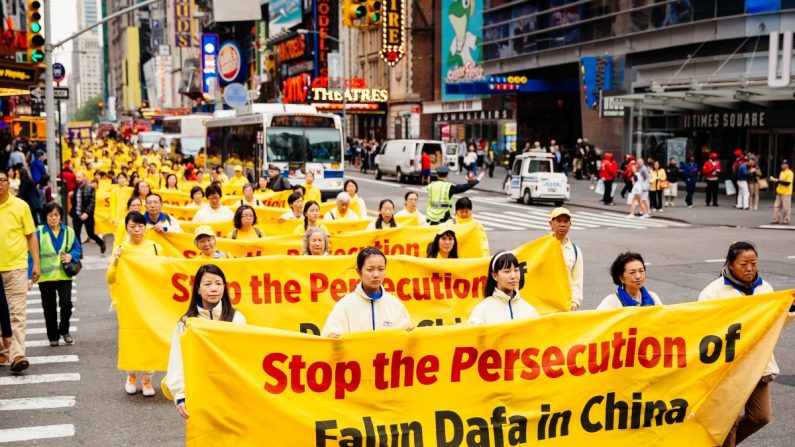 Environ 10 000 pratiquants de Falun Gong défilent lors de la parade internationale du Falun Dafa à New York le 13 mai 2016. (Edward Dye/Epoch Times)