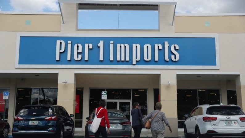 Vue de l'extérieur d'un magasin de Pier 1 Imports, la société a annoncé son intention de fermer jusqu'à 450 magasins le 7 janvier 2020 à Miami, en Floride. (Photo par Joe Raedle/Getty Images) 