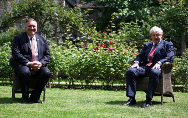Le premier ministre britannique Boris Johnson (à d.) rencontre le secrétaire d'État américain Mike Pompeo à Downing Street, à Londres, le 21 juillet 2020. (Hannah McKay/WPA Pool/Getty Images)