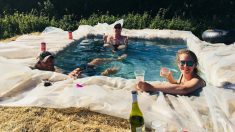 Une famille construit une piscine improvisée avec des bottes de foin dans son jardin pendant la canicule