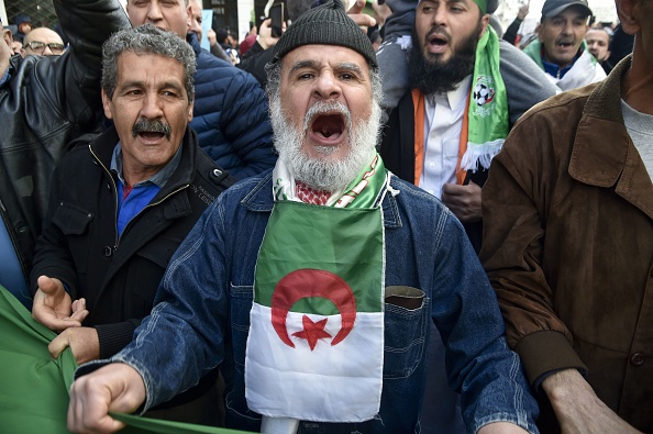Des Algériens prennent part à une manifestation contre leur gouvernement dans les rues d’Alger le vendredi 31 janvier 2020, près d’un an après le début du mouvement de protestation nationale baptisé « Hirak », qui entend dénoncer la corruption du système en place et des caciques du régime depuis l’indépendance de l’Algérie. Crédit : RYAD KRAMDI/AFP via Getty Images.