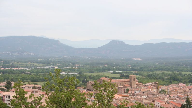 La ville de Roquebrune-sur-Argens (Wikipédia)