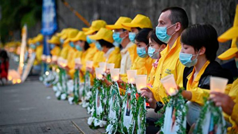 Les pratiquants de Falun Gong ont organisé une veillée à la chandelle devant le consulat chinois à Vancouver pour dénoncer la persécution de leur foi en Chine le 10 juillet 2020. (Minghui)