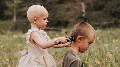 Un frère soutient sa sœur de 3 ans atteinte d’un cancer en rasant sa tête pour qu’elle ne soit pas la seule