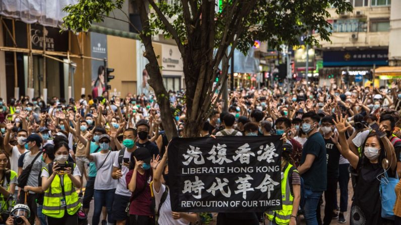Des manifestants scandent des slogans lors d'un rassemblement contre la nouvelle loi de sécurité nationale de Pékin à Hong Kong le 1er juillet 2020. (DALE DE LA REY/AFP via Getty Images)