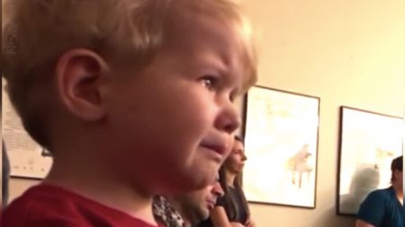 Un bambin en larmes en entendant la sonate « Clair de lune » de Beethoven lors du récital de piano de sa sœur