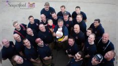 Un hommage émouvant est rendu à un père et pompier décédé, par son nouveau-né et 26 autres pompiers, lors d’une séance photo