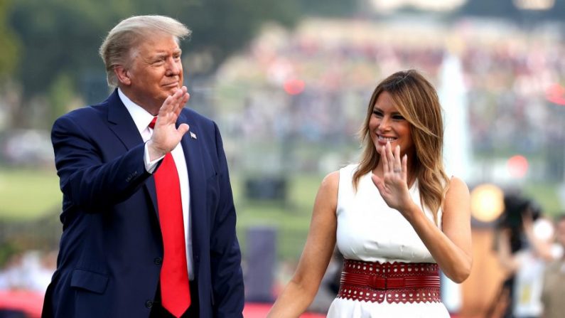 Le président américain Donald Trump et la première dame Melania Trump marchent sur la pelouse sud lors d'un événement à la Maison-Blanche à Washington, le 4 juillet 2020. (Tasos Katopodis/Getty Images) 
