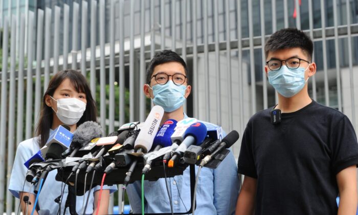 (G-D) Agnes Chow, Nathan Law et Joshua Wong du parti pro-démocratie local Demosistō - Agnes a tenu une conférence de presse à Hong Kong le 28 mai 2020. (Song Bilung/The Epoch Times)