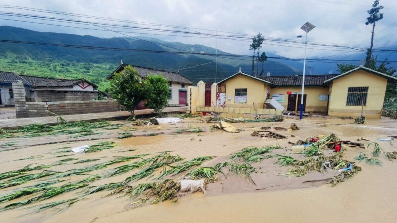 Des rues et des bâtiments submergés après une inondation dans le comté de Mianning, dans la province du Sichuan, dans le sud-ouest de la Chine, le 27 juin 2020. (STR/AFP via Getty Images)