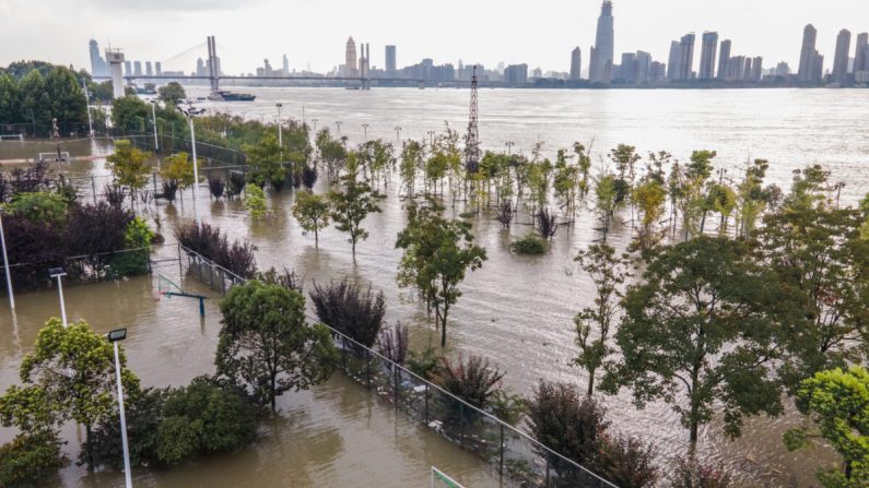 Le 28 juillet 2020, un terrain de sport situé le long du fleuve Yang-Tsé a été inondé à Wuhan, dans la province centrale du Hubei, en Chine. (STR/AFP via Getty Images)