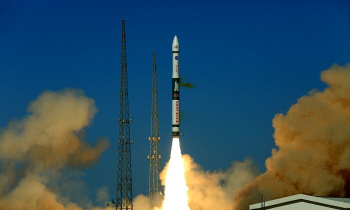 Le 12 mai 2020, le lanceur léger Kuaizhou-1A portant le slogan en caractères chinois « Héroïque Wuhan, Grande Chine » décolle du centre de lancement de satellites de Jiuquan, dans la province du Gansu, au nord-ouest de la Chine, transportant deux satellites de communication. (STR/AFP via Getty Images)
