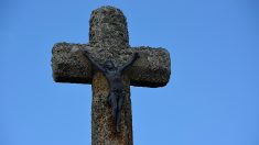 Sarthe : des défenseurs de la laïcité critiquent l’installation d’un Christ en croix sur une parcelle publique