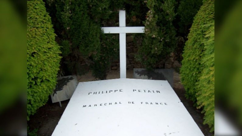 La tombe du maréchal Pétain au cimetière de Port-Joinville, sur l'Île d'yeu. Crédit : Mat Hardy –  Wikimedia Commons. 