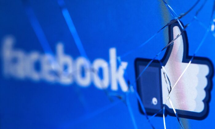 Le logo du réseau social Facebook sur l'écran brisé d'un téléphone portable le 16 mai 2018. (Joel Saget/AFP via Getty Images)