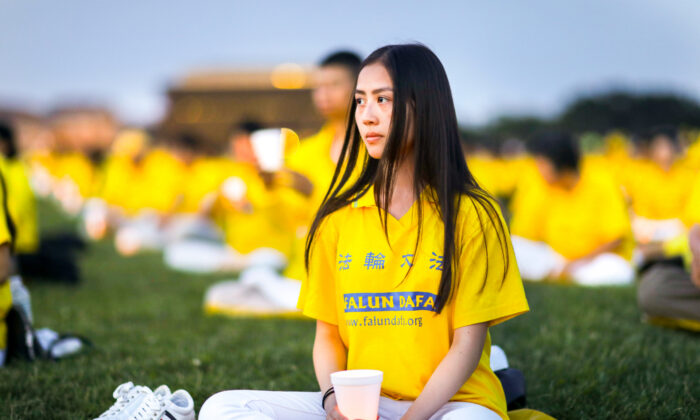 Des pratiquants de Falun Gong participent à une veillée aux chandelles pour commémorer le 20e anniversaire de la persécution du Falun Gong en Chine sur la pelouse ouest du Capitole le 18 juillet 2019. (Samira Bouaou/The Epoch Times)