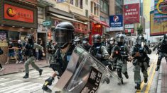 Un membre de l’équipe de distribution d’Epoch Times Hong Kong affirme que la police a menacé de l’envoyer en Chine continentale