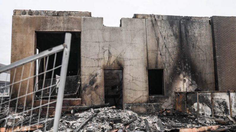 Un bâtiment incendié après une nuit de protestations et de violence à la suite de la mort de George Floyd, à Minneapolis (Minnesota), le 29 mai 2020. (Charlotte Cuthbertson/The Epoch Times)