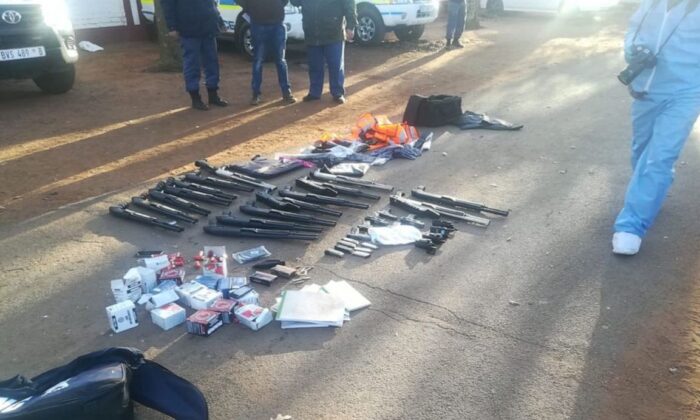 Armes saisies par la police sud-africaine dans le cadre d'une prise d'otages et d'une fusillade contre l'Église internationale de la sainteté pentecôtiste (South African Police Service)