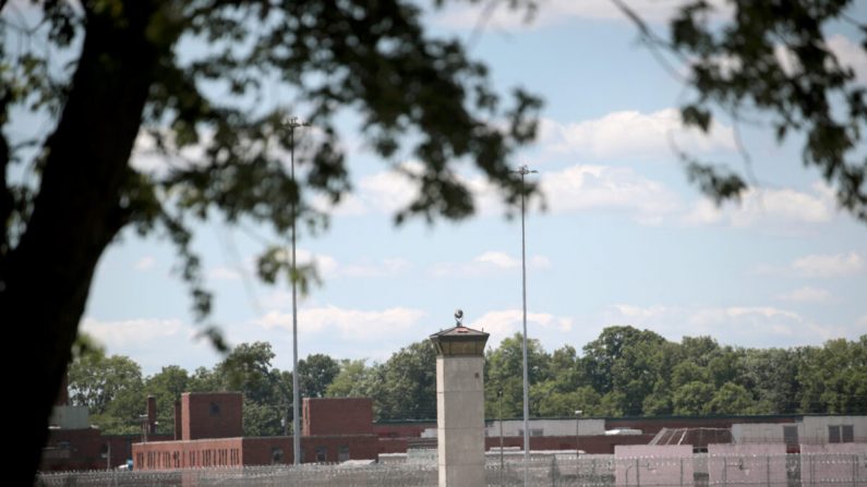 Une tour de garde se trouve le long d'une clôture de sécurité au Complexe correctionnel fédéral à Terre Haute, Ind. le 13 juillet 2020. (Scott Olson/Getty Images)