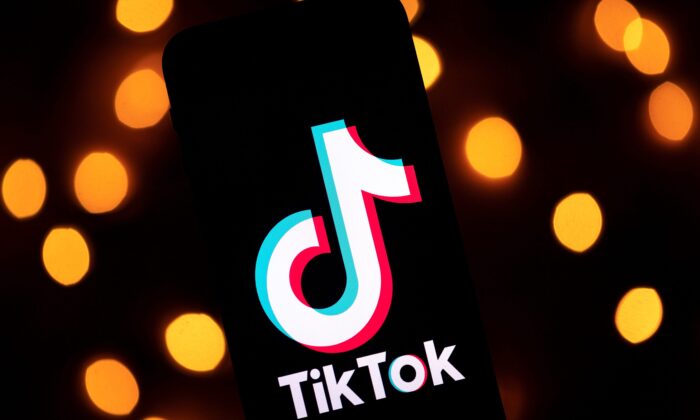 Le logo de l'application de partage de vidéos sur les médias sociaux TikTok est affiché sur un écran de tablette à Paris, le 21 novembre 2019. (Lionel Bonaventure/AFP via Getty Images)
