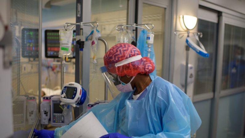 La thérapeute respiratoire Niticia Mpanga entre dans la chambre d'un patient atteint du Covid dans l'unité de soins intensifs du centre médical Oakbend à Richmond, au Texas, le 15 juillet 2020. (Mark Felix-/AFP /AFP via Getty Images)

