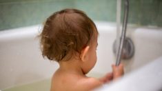 Un bébé qui a failli se noyer dans sa baignoire est sauvé par la police de Syracuse qui lui a administré une réanimation cardiopulmonaire
