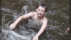 « Il lui a sauvé la vie » : Un garçon de 11 ans saute d’un quai dans des vagues tumultueuses pour sauver un bambin à 30 mètres au large