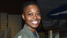 La première Afro-Américaine garde-côte à piloter un hélicoptère Seahawk et à joindre une école de pilotage