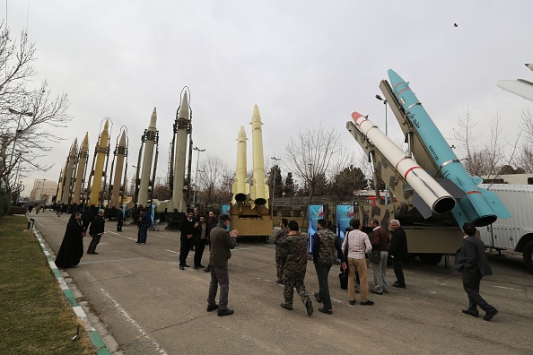 -Illustration- Des Iraniens visitent une exposition d'armes et de matériel militaire dans la capitale Téhéran le 2 février 2019, organisée à l'occasion du 40e anniversaire de la révolution iranienne. Photo par ATTA KENARE / AFP via Getty Images.