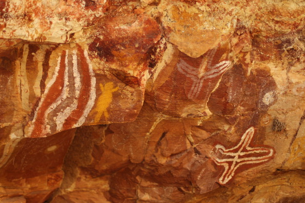-Illustration-Des œuvres d'art aborigènes sont vus dans les grottes de Python Gorge, mars 2011, à Winton, Australie. Photo par Mark Kolbe / Getty Images.