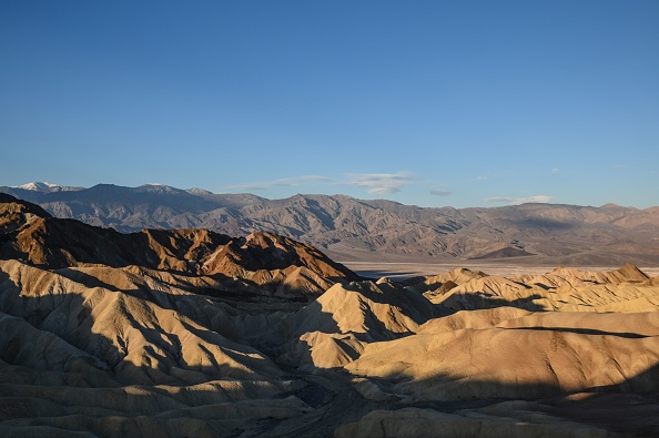 -Un point du désert de la vallée de la mort en Californie est photographié au lever du soleil le 26 février 2019. La vallée de la mort est le plus chaud, le plus sec et le plus bas de tous les parcs nationaux des États-Unis. Photo par Eric BARADAT / AFP via Getty Images.