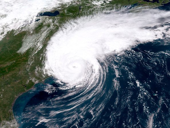 -Illustration-Dans cette image satellite de la NOAA GOES-East, d’une tempête qui envahit la Caroline du Nord de pluie et de vent, après avoir touché terre. Photo par NOAA via Getty Images.