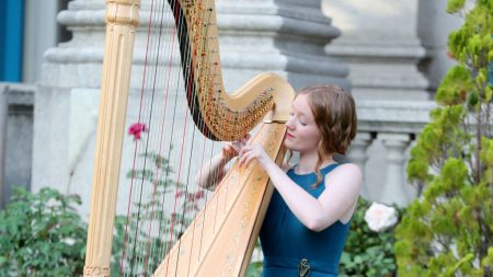 Attirée par le son de la harpe, une biche s’approche doucement d’une jeune fille