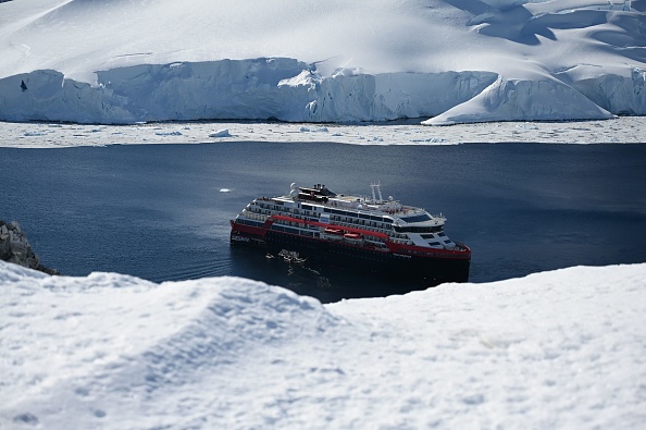 -Vue du navire de croisière d'expédition hybride Hurtigruten, MS Roald Amundsen, du Sud, en Antarctique, le 8 novembre 2019. Photo de JOHAN ORDONEZ / AFP via Getty Images.