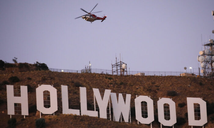 Un hélicoptère de lutte contre les incendies vole près du panneau Hollywood alors que l'incendie de Barham brûle tout près, à Los Angeles, en Californie, le 9 novembre 2019. (Mario Tama/Getty Images)