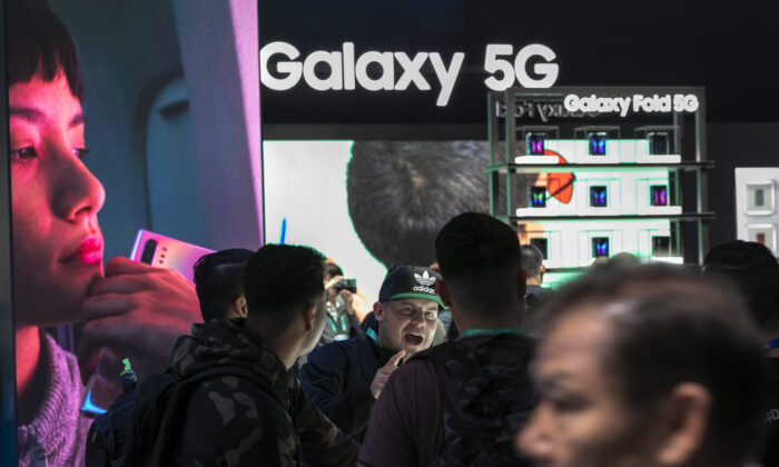Les gens regardent les produits 5G Samsung lors du Consumer Electronics Show (CES) 2020 à Las Vegas, Nevada, le 8 janvier 2020. (David McNew/AFP via Getty Images)