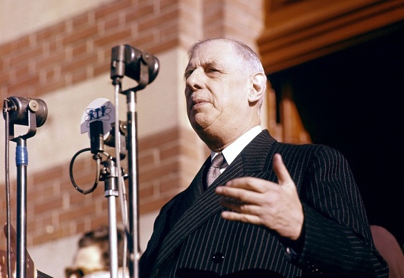 Le général Charles de Gaulle prononce un discours lors de sa visite en Languedoc-Roussillon en octobre 1967. (Photo : -/AFP via Getty Images)