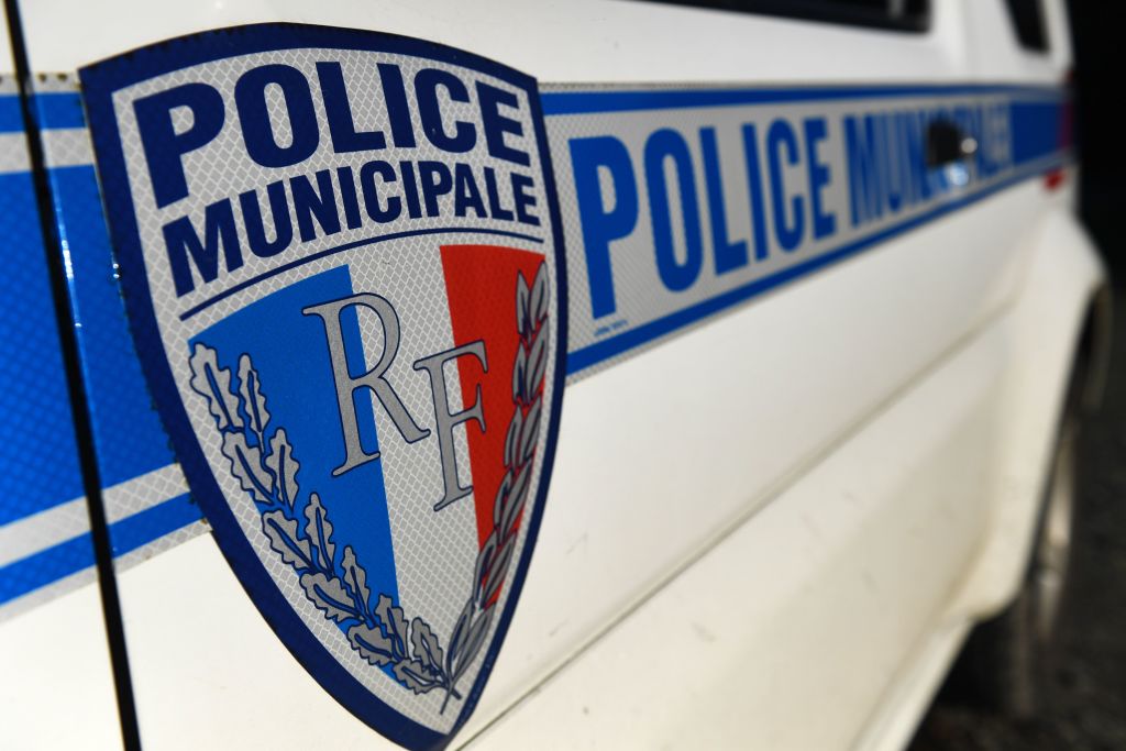 Toulouse: un travesti lance sa chaussure à talon sur la vitre d’une voiture de police, la faisant exploser