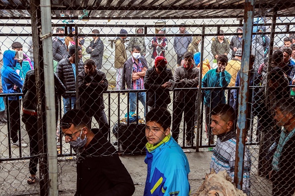 Des migrants et des réfugiés, sur l'île grecque de Lesbos, le 2 avril 2020. (Photo : MANOLIS LAGOUTARIS/AFP via Getty Images)