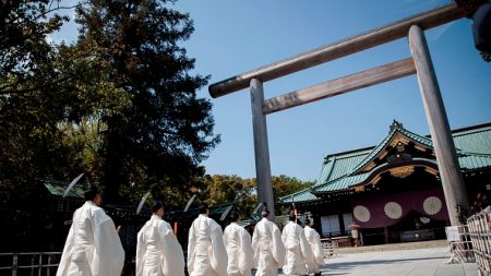 Japon: des ministres en visite dans un sanctuaire patriotique